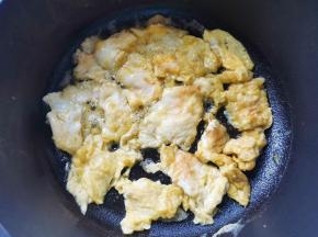 鸡蛋打散倒入锅中，炒至凝固盛出备用。