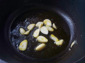 另起锅热油，爆香大蒜，