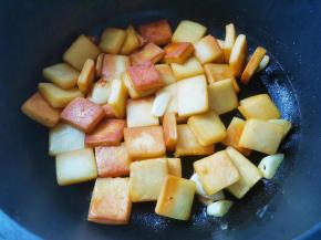 然后放入鱼豆腐煎至两面金黄，