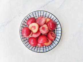 樱桃盐水洗净，切小块。