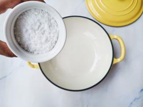 锅中烧开水，放入凉粉，