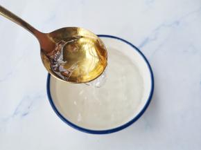 用勺子舀入碗中，