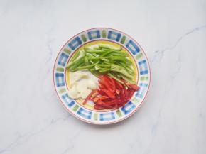 青红椒切条，大蒜切片。