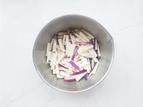 茄子洗净切条，