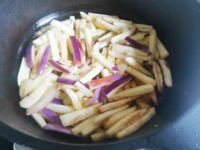 锅中热油，爆香大蒜，放入茄子炒熟，