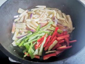 加入辣椒炒匀，
