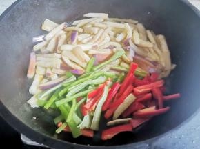加入辣椒炒匀，