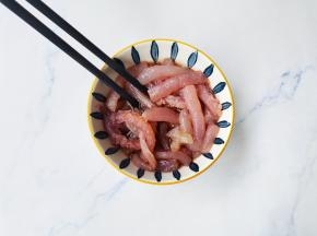 鱿鱼切2cm长条，加1勺生抽，一勺料酒，抓匀腌制10分钟。