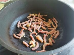 锅中热油，鱿鱼炒熟盛出备用。