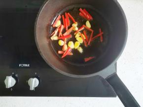 另起锅热油，放入大蒜爆香，加入红椒炒匀，