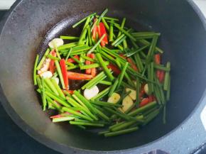 韭苗炒至变色，