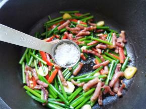加一勺盐炒匀出锅即可。