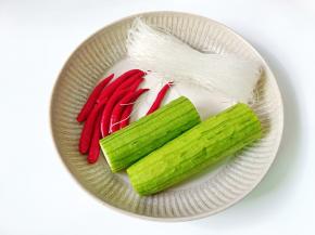 准备好新鲜的丝瓜，小米椒，粉丝。