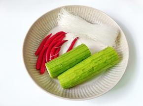 准备好新鲜的丝瓜，小米椒，粉丝。