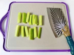 丝瓜削皮，切成长段后，每根切4等份。