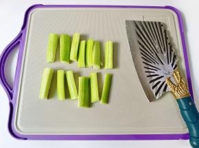 丝瓜削皮，切成长段后，每根切4等份。