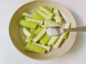 切好的丝瓜加一勺盐清水浸泡，防止氧化。