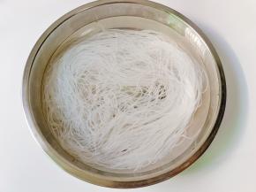 粉丝加开水泡软。