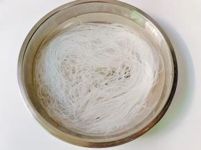 粉丝加开水泡软。