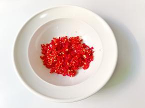 小米椒放在粘板切成末。