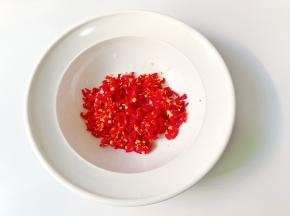 小米椒放在粘板切成末。