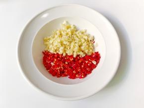 把切好的小米椒，蒜末放在一起