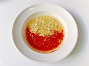 淋上热油，激发出小米椒与蒜末的香味。