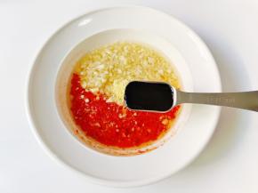 加上生抽两勺，鸡精半勺。