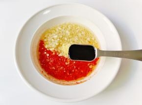 加上生抽两勺，鸡精半勺。