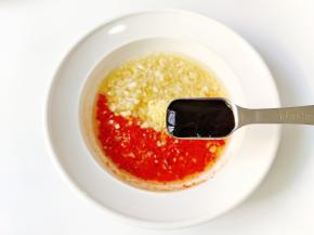 加上蚝油一勺，盐半勺，拌均匀备用