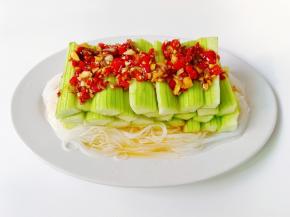 把泡好的粉丝垫在盘子上，放上丝瓜，淋上蒜蓉辣酱