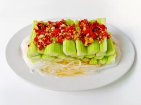 把泡好的粉丝垫在盘子上，放上丝瓜，淋上蒜蓉辣酱