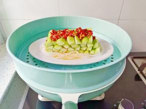 锅里水开后放上去蒸。