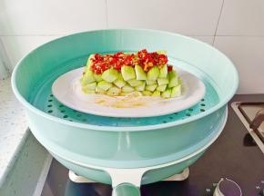 锅里水开后放上去蒸。