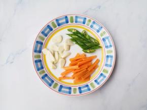 青椒切滚刀块，胡萝卜切条，大蒜切片。