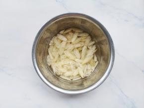 藕尖洗净，斜切成片，用凉水加一点白醋浸泡，防止变色。