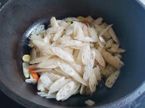 放入藕尖翻炒2分钟，
