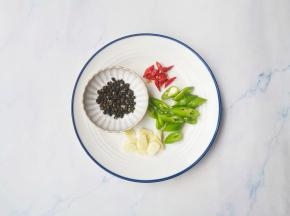 清洗好所有食材，辣椒切滚刀块，大蒜切片。