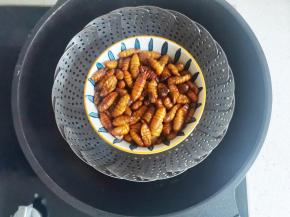 蚕蛹洗净蒸熟加一勺盐拌匀入味。