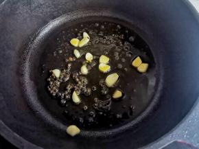 锅中热油，放入花椒和大蒜炒出香味，