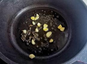 锅中热油，放入花椒和大蒜炒出香味，