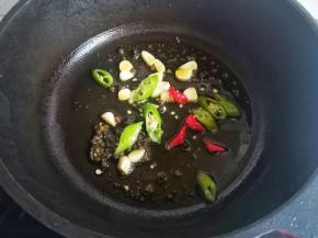 加入辣椒炒匀，