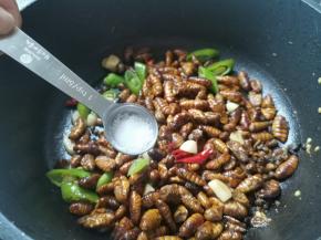 加一勺盐翻炒均匀。
