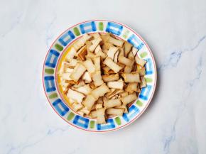 武冈香干切薄片。