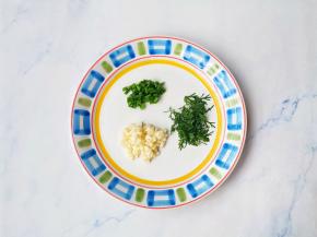 葱蒜香菜切碎。