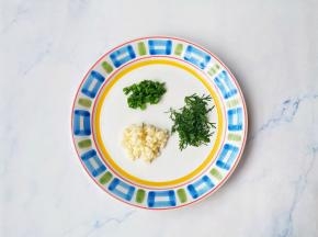 葱蒜香菜切碎。