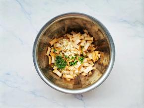 放入蒜末+葱花+香菜，