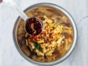 3勺辣椒油拌匀即可。