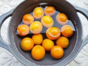 金桔盐水洗净。