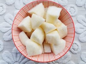 雪梨切小块。